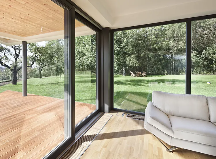 Intérieur maison avec vue sur le jardin